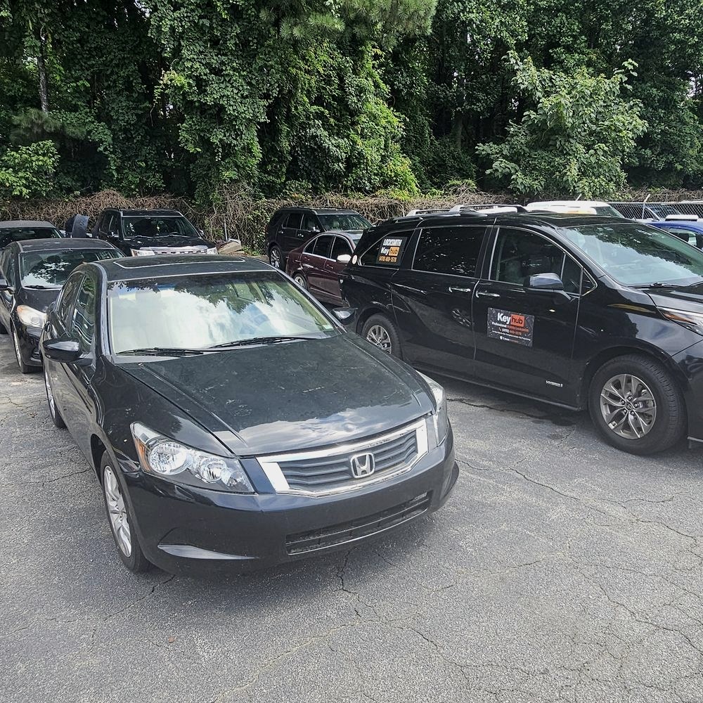 Keyhub service van next to a customer's Honda Accord